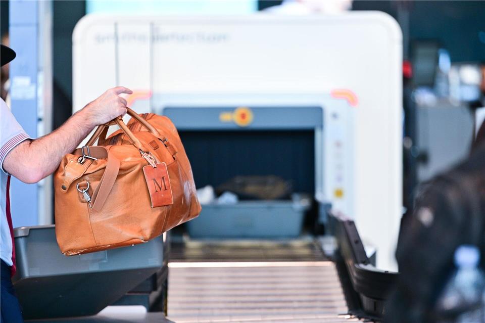 Neue Technologien: An Kontrollspuren mit CT-Scannern wie in Berlin, Frankfurt oder München dürfen Flüssigkeiten bis zu zwei Liter im Handgepäck mitgeführt werden.Sebastian Gollnow/dpa