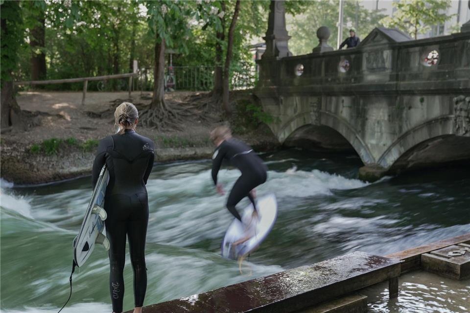 Neue Welle: Junge Surfer sind an der Eisbachwelle im Englischen Garten in München in Aktion.Ehsan Monajati/dpa