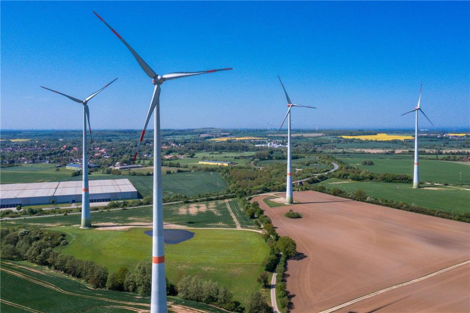 Neue Windparks sollen die Ökostromproduktion erhöhen. Doch regt sich in den betroffenen Regionen oft Widerstand. Eine bessere Beteiligung an den Erträgen soll das ändern. (Archivbild)Jens Büttner/dpa