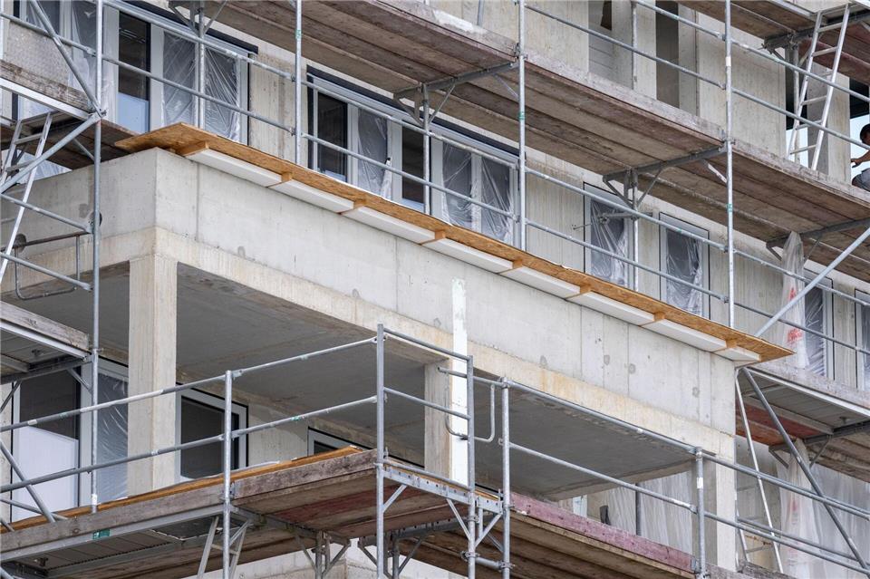 Neue Wohnräume in bestehenden Gebäuden müssen nur noch 2,30 statt wie bisher 2,40 Meter hoch sein. (Symbolbild)Stefan Sauer/dpa/ZB