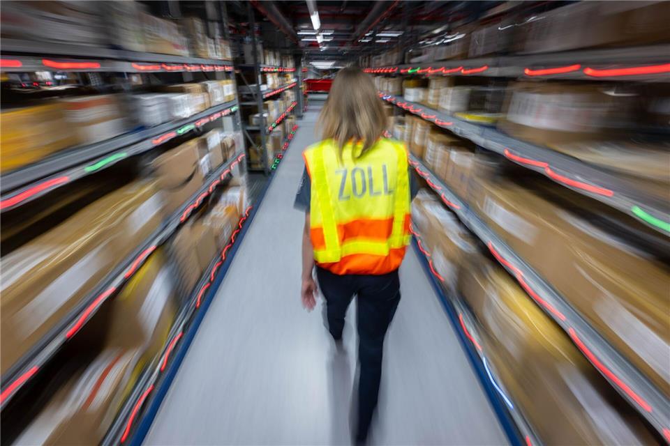 Neue Zollgebühren ab Juli 2026: Für Waren unter 150 Euro aus dem Nicht-EU-Ausland wird ab sofort eine pauschale Gebühr von drei Euro pro Warenkategorie fällig.picture alliance/dpa