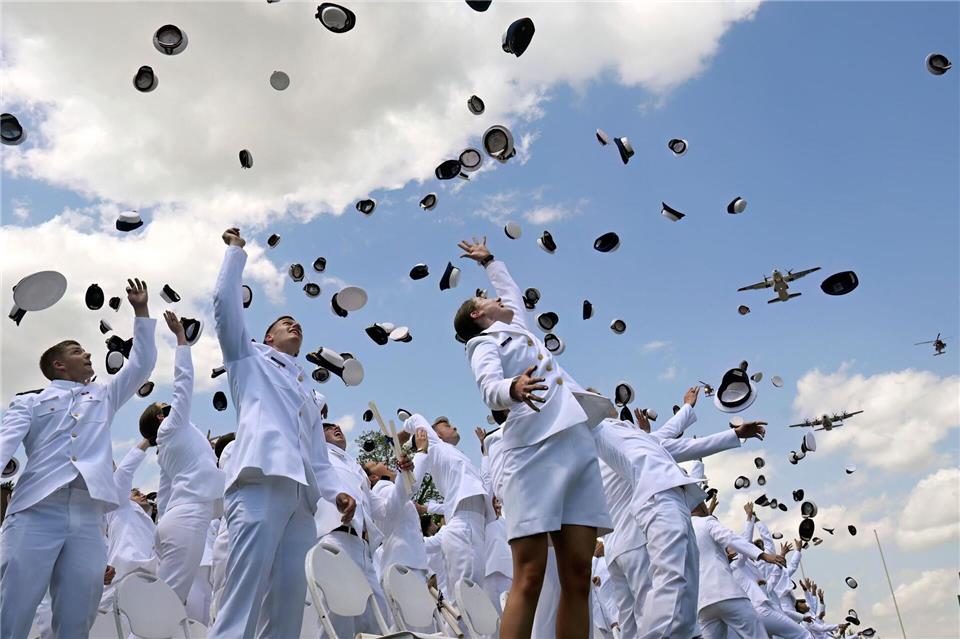 Neue ernannte Fähnriche werfen ihre Mützen zum Abschluss der Feierlichkeiten an der United States Coast Guard Academy in New London.Jessica Hill/FR125654 AP/AP/dpa