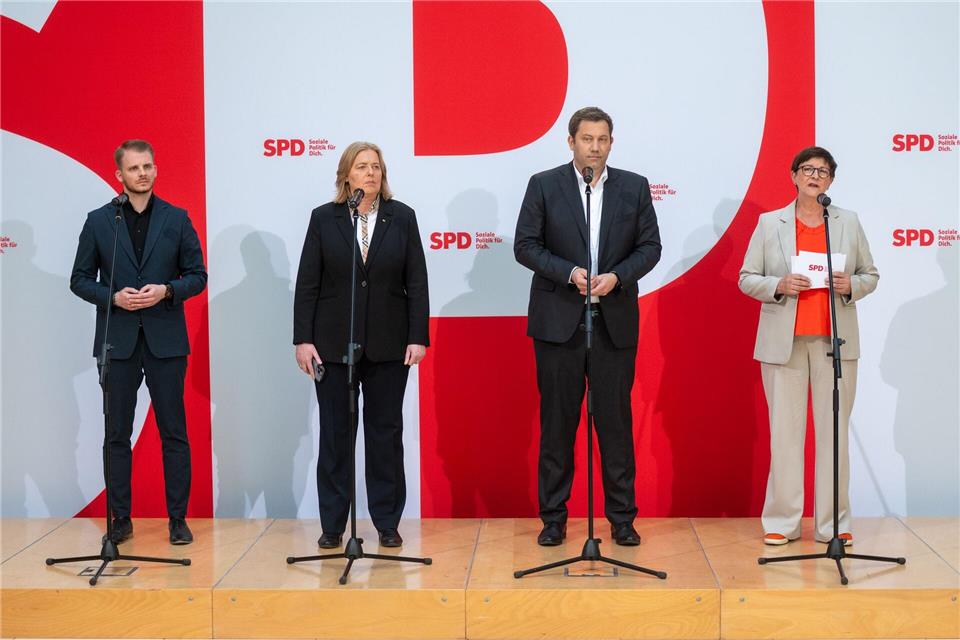 Neue erste Reihe bei der SPD: Tim Klüssendorf, Bärbel Bas und Lars Klingbeil. Die außen stehende Co-Parteichefin Saskia Esken tritt nicht mehr an.Christophe Gateau/dpa