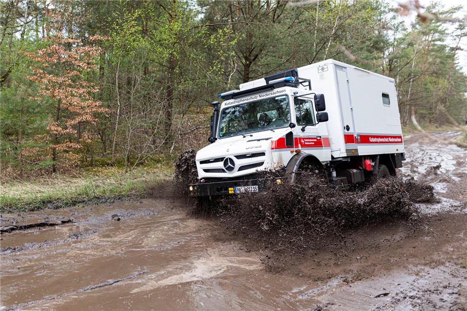 Neue geländegängige Krankentransportwagen sollen verschlammte, überflutete oder verschneite Straßen deutlich leichter passieren. Michael Matthey/dpa
