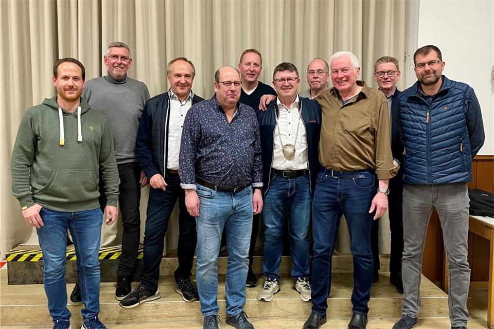 Neue und bekannte Gesichter im Schützen-Vorstand (v.l.): Philip Demey (Schriftführer), Stefan Böckenberg (stellvertretender Kassierer), Hermann Beckmann (bisheriger Kassierer), Christoph Karsch (König), Christof Haick (Vizepräsident), Dirk Lanvermann (neuer Präsident), Andreas Söpper (stellvertretender Schriftführer), Johannes Becker (bisheriger Präsident), Jürgen Selting (Wahlleiter), André Grote-Westrick (Kassierer).