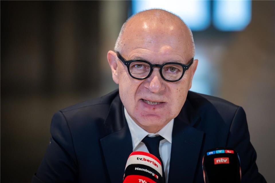 Neuendorf sprach auch über die Situation beim Einlass.Soeren Stache/dpa