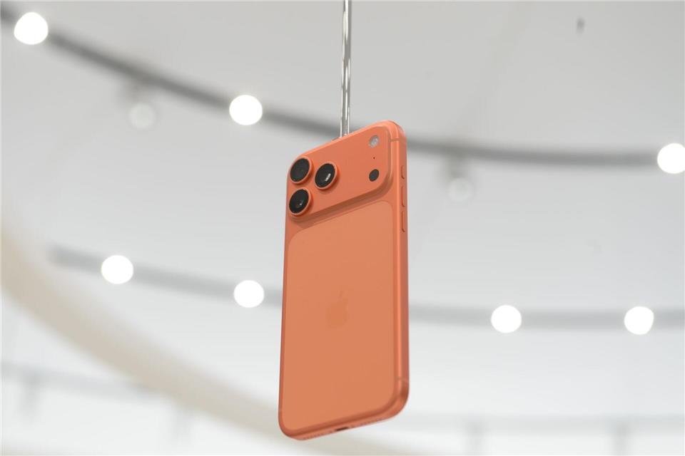 Neuer Design-Ansatz beim iPhone 17 Pro: Statt eines Titanrahmens hat es nun ein Alugehäuse aus einem Block gefräst.Andrej Sokolow/dpa-tmn/dpa