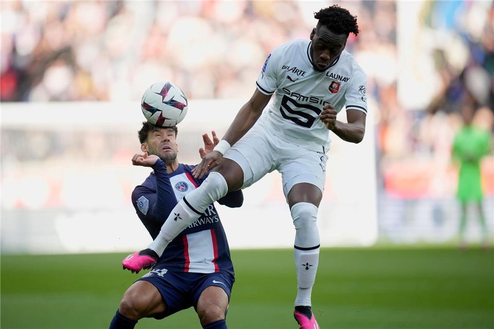 Neuer Eintracht-Stürmer: Arnaud Kalimuendo (r.). (Archivbild)Christophe Ena/AP