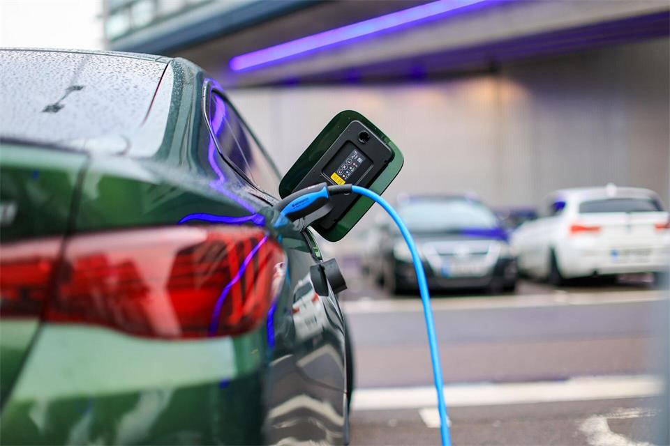 Neuer Elektro-Flitzer? Diese Versicherungs-Details sollte man checken.picture alliance/dpa