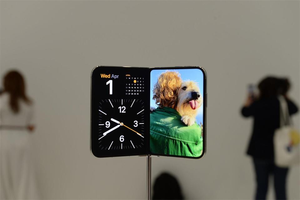 Neuer Falter: Das Display des iPhone Duo ist aufgeklappt fast so groß wie der Bildschirm eines iPad mini.picture alliance/dpa