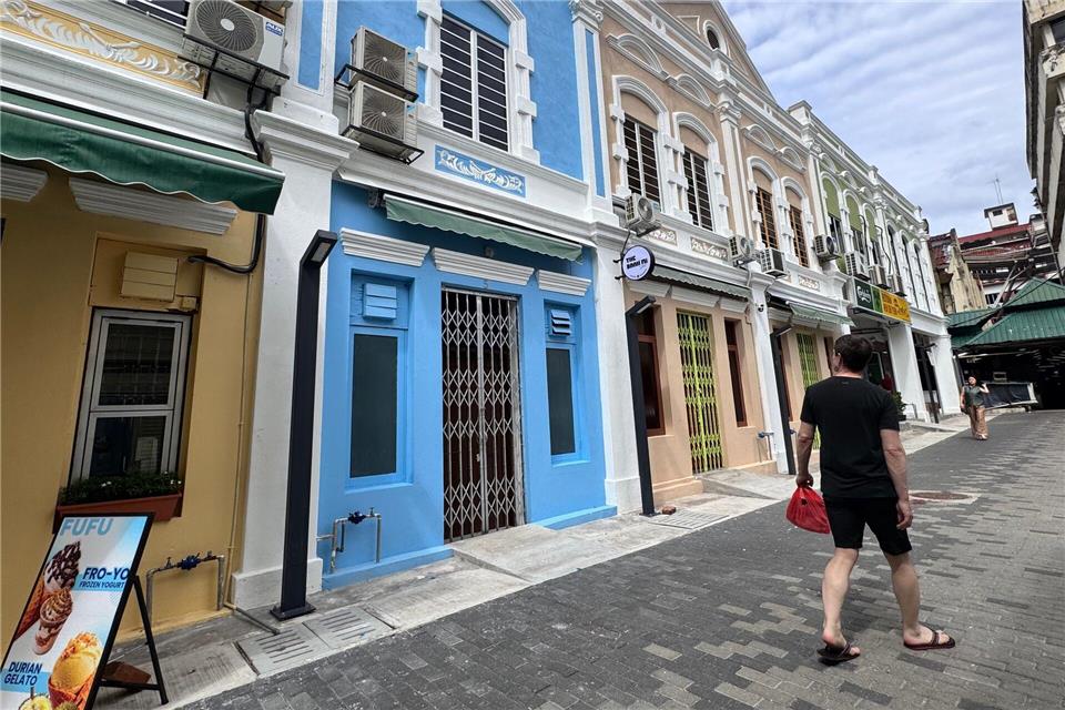 Neuer Glanz: Nach jahrelanger Restaurierung erstrahlen die über 100 Jahre alten Geschäftshäuser der Jalan Sang Guna in Pastellfarben.Genevieve Tan Shu Thung/dpa-tmn