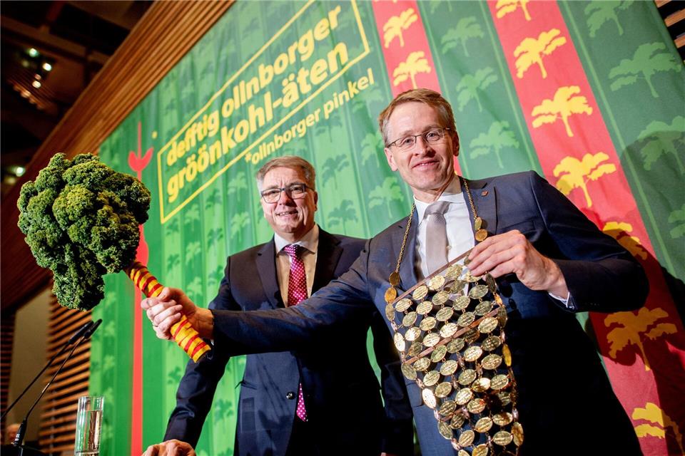 Neuer Grünkohlregent: Daniel Günther (CDU, r.) Hauke-Christian Dittrich/dpa
