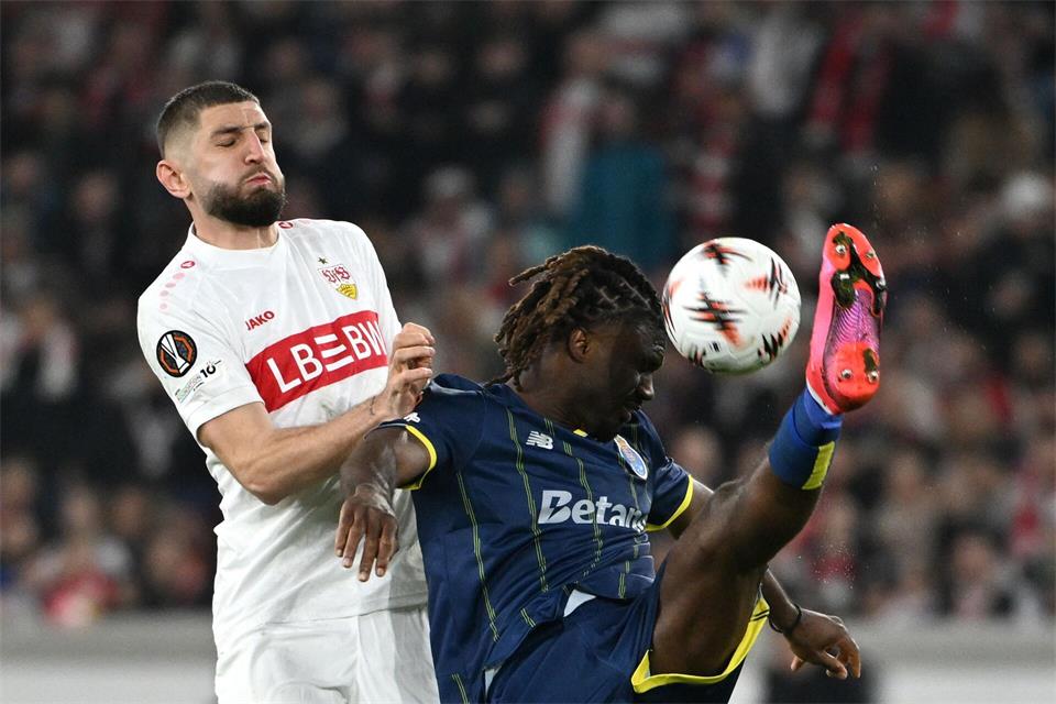 Neuer HSV-Stürmer: Der Nigerianer Terem Moffi - hier noch im Trikot des FC Porto (r) im Europa-League-Spiel gegen den VfB Stuttgart. (Archivbild)Marijan Murat/dpa