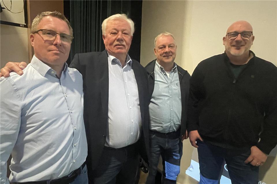 Neuer Kassierer im Heimatverein: Berthold Büser (2. v. r.) tritt die Nachfolge von Leo Witt (2. v. l.) an. Der Vorsitzende Carsten Hösl (l.) und sein Stellvertreter Guido Lütkebohmert dankten dem scheidenden Kassenwart.