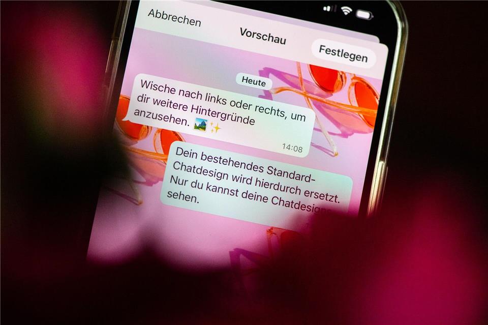 Neuer Look für Chats: Man kann aus 30 neuen Hintergrundoptionen auswählen - oder Hinterbilder individuell bestimmen.Franziska Gabbert/dpa-tmn