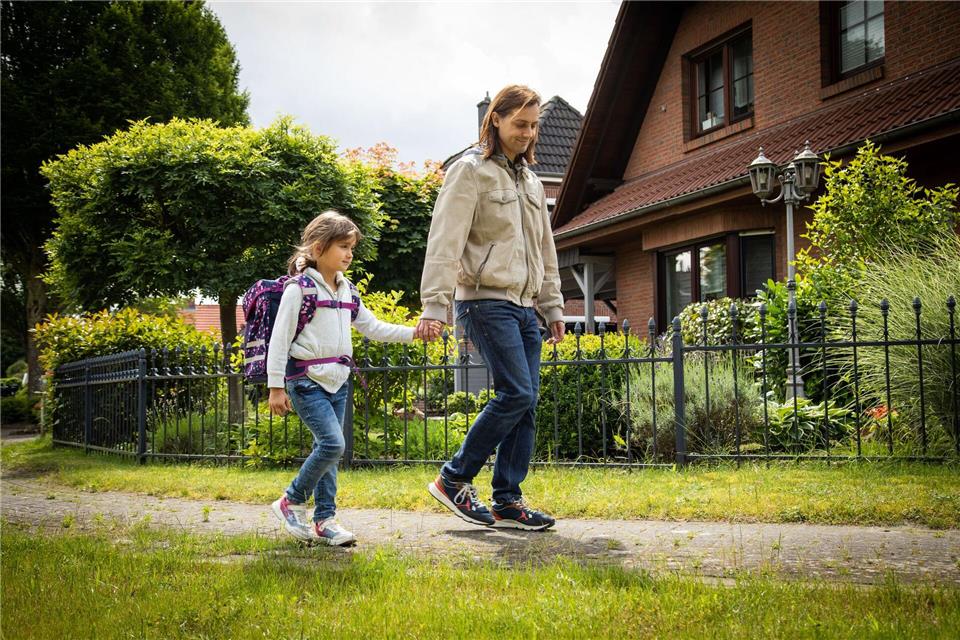 Neuer Ranzen, neue Wege: Da ist es wichtig, dass Eltern ihre Kinder auch im übertragenen Sinne vorm Schulstart an die Hand nehmen.picture alliance/dpa/dpa-tmn