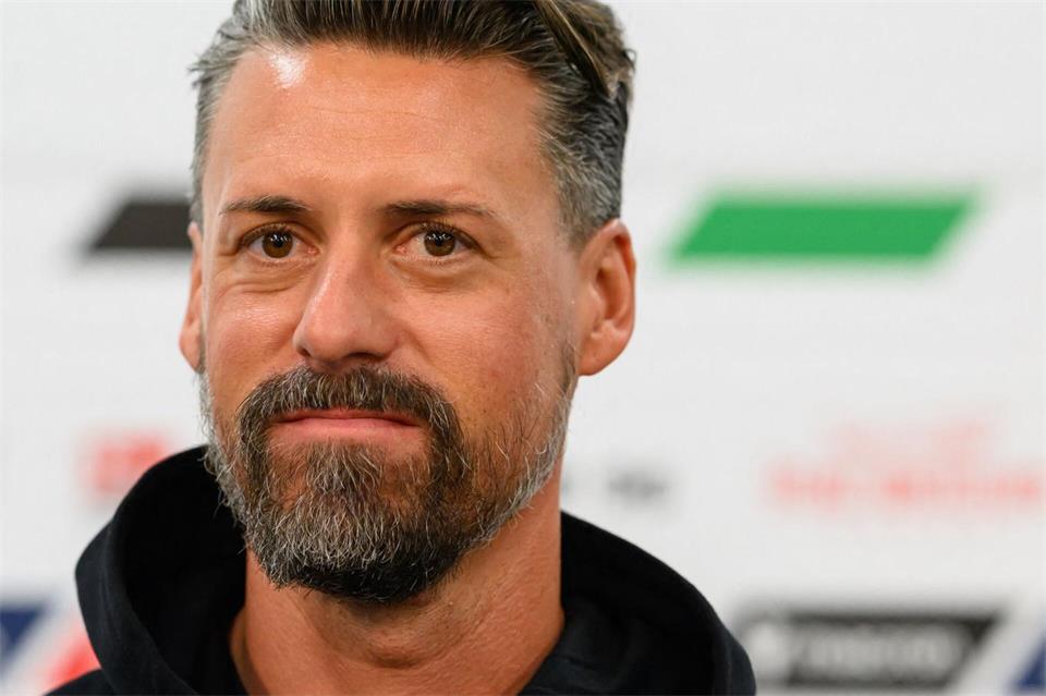 Neuer Trainer von Hannover 96: Sandro Wagner bei seiner ersten Pressekonferenz.Swen Pförtner/dpa
