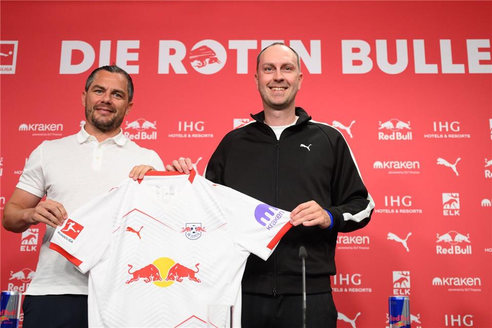 Neuer Vertrag für Ole Werner? Sporchef Marcel Schäfer (l) hat keine Eile. (Archivbild)Robert Michael/dpa