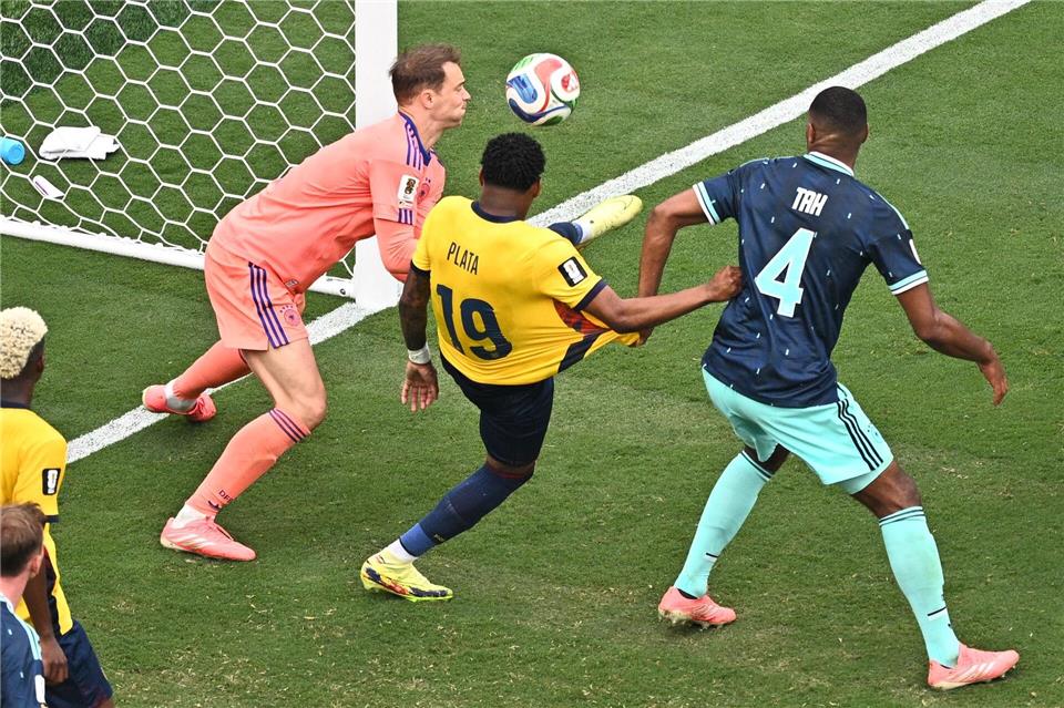 Neuer greift daneben, Ecuador jubelt.Tom Weller/dpa