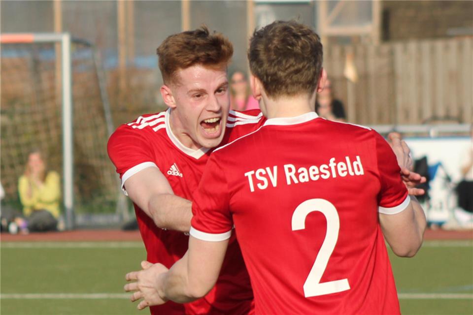 Neuerdings die Nummer zwei in der Bezirksliga: Julian Kortstegge (links) trug mit seinen bisher zehn Saisontoren nicht unerheblich zum Höhenflug des TSV Raesfeld bei. Dessen Sportlicher Leiter Daniel Bleker sagt: „Der Aufstieg in die Landesliga wäre der Wahnsinn.“