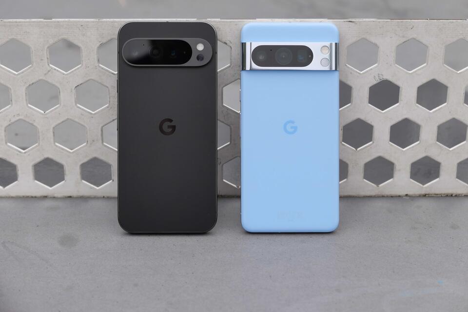 Neues Design für den Kamerabalken: Das Pixel 9 Pro XL (l) im Vergleich zum Vorgänger Pixel 8 Pro XL (r).Christoph Dernbach/dpa-tmn