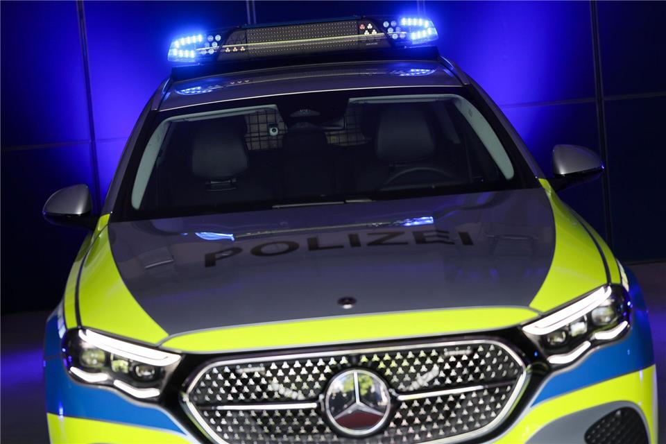 Neues Element auf dem Dach der Streifenwagen: Ein dauerhaft eingeschaltetes Blaulicht. Es ist gedimmt und blinkt nicht. Christian Charisius/dpa