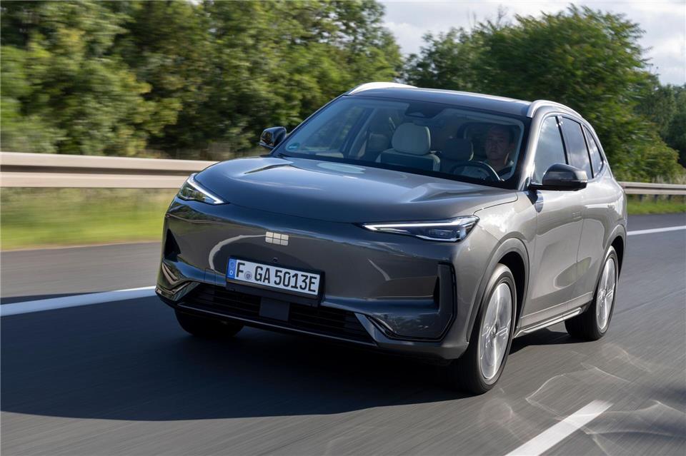 Neues Gesicht auf deutschen Straßen: Geely rollt mit Autos wie dem elektrischen E5 auf den Markt.Thorsten Weigl/Geely/dpa-tmn