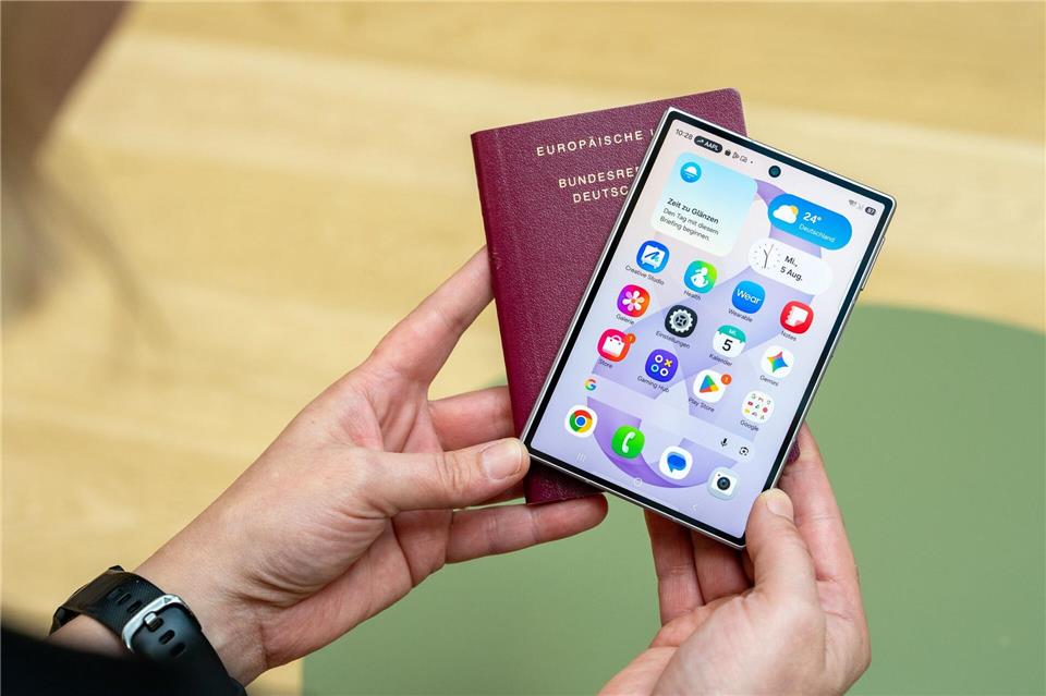 Neues Passport-Format: Vergleichbar mit der Größe eines Reisepasses punktet das breitere Fold 8 mit Handlichkeit und trotzdem viel Platz.Nico Tapia/dpa-tmn
