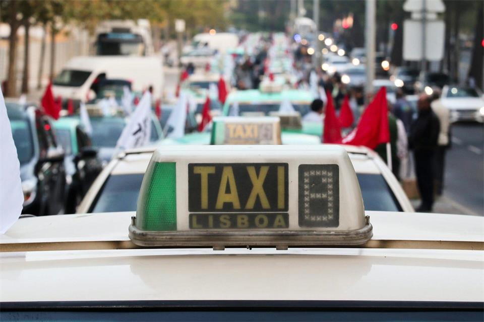 Neues Preismodell schafft Klarheit: In Lissabon gibt es fortan für Taxifahrten vom Flughafen feste Tarife.Antonio Cotrim/epa/dpa-tmn