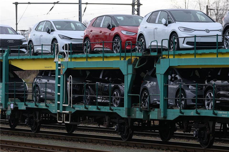 Neufahrzeuge aus dem Werk von Volkswagen Sachsen stehen zur Auslieferung auf einem Güterzug vor dem Werk. Hendrik Schmidt/dpa