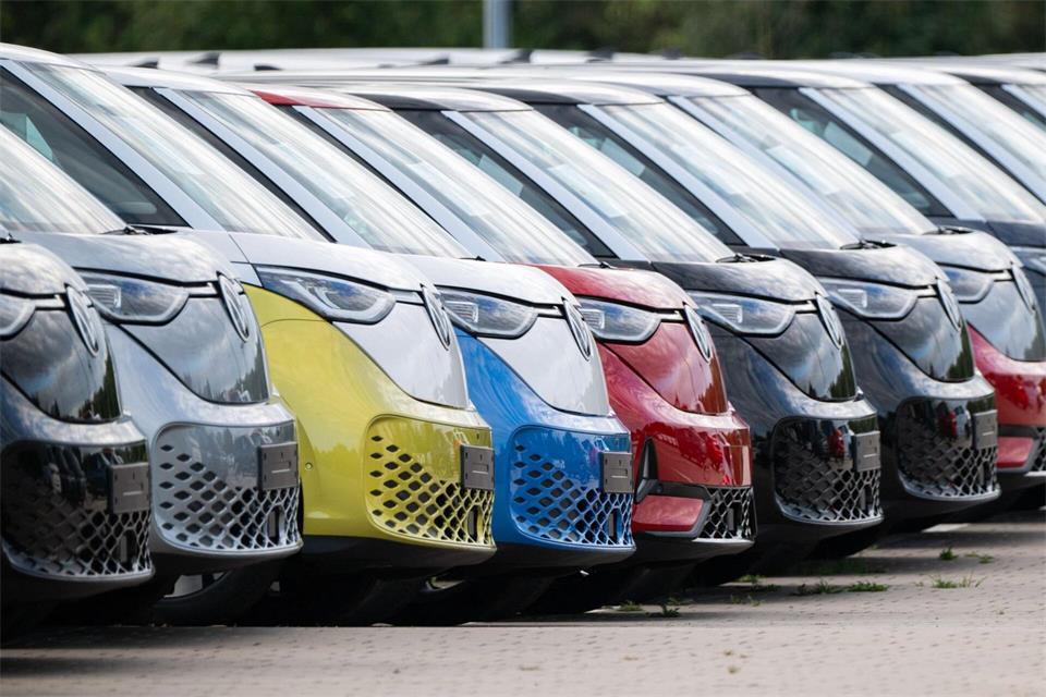Neufahrzeuge stehen auf einem Parkplatz von Volkswagen Nutzfahrzeuge. Bei Volkswagen endet mit der Betriebsversammlung im Werk in Hannover eine Serie von außerordentlichen Treffen zwischen Vorstand und Belegschaft.Julian Stratenschulte/dpa