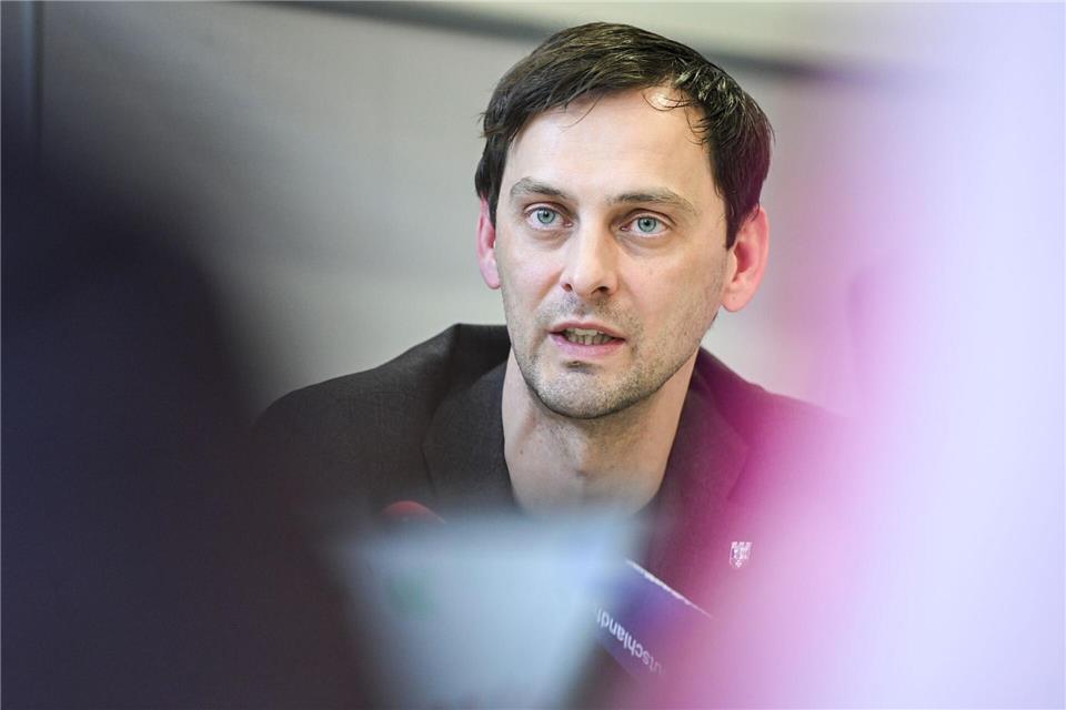 Neuköllns Bezirksbürgermeister Martin Hikel hat Bildungsstadträtin Janine Wolter scharf kritisiert. (Archivbild) Jens Kalaene/dpa