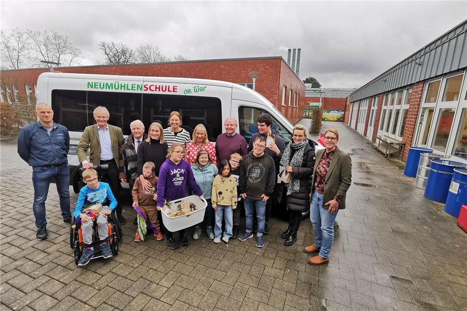 „Neumühlenschule on Tour“ steht auf dem neuen Neunsitzer, den die Neumühlenschule gestern bekommen hat. 