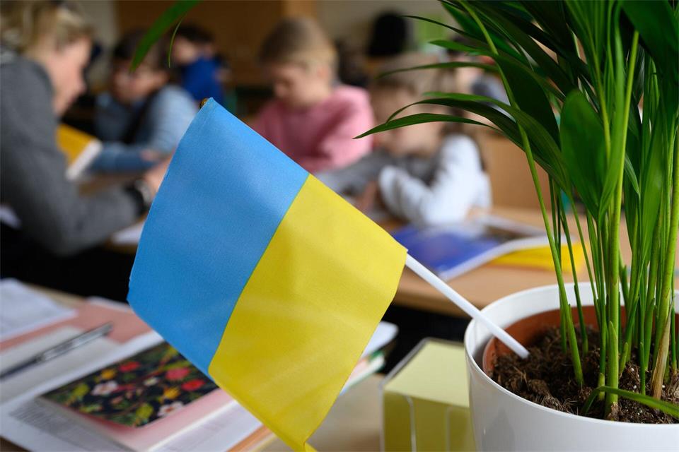 Neun Hamburger Schulen bieten derzeit fast 20 Ukrainisch-Kurse an. (Symbolbild)Robert Michael/dpa