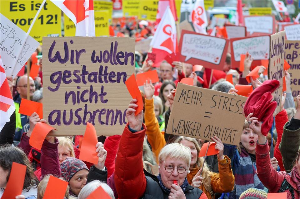 Neun von zehn Lehrern in Sachsen steigen vorzeitig aus dem Lehramt aus. (Archivbild)Jan Woitas/dpa