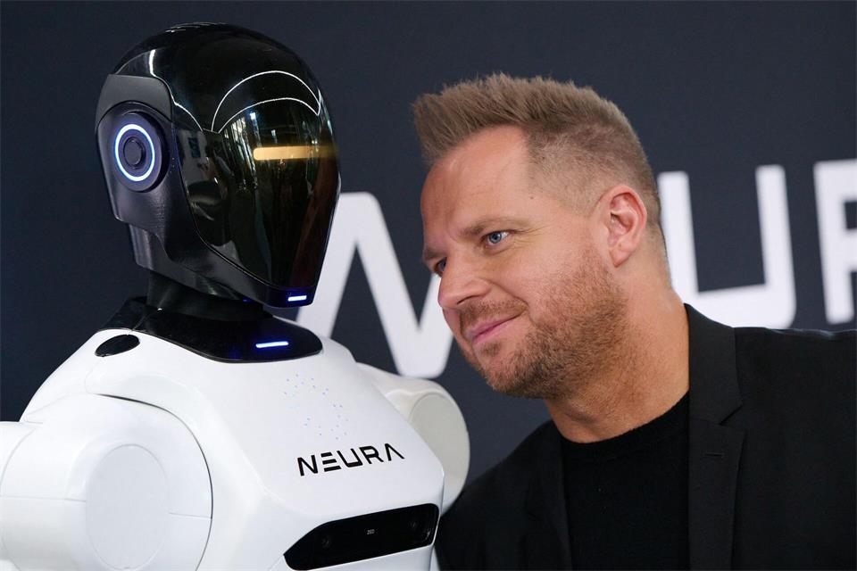 Neura-Chef David Reger sieht im RoboGym „ein Kraftwerk für physische Fähigkeiten“.Sven Hoppe/dpa