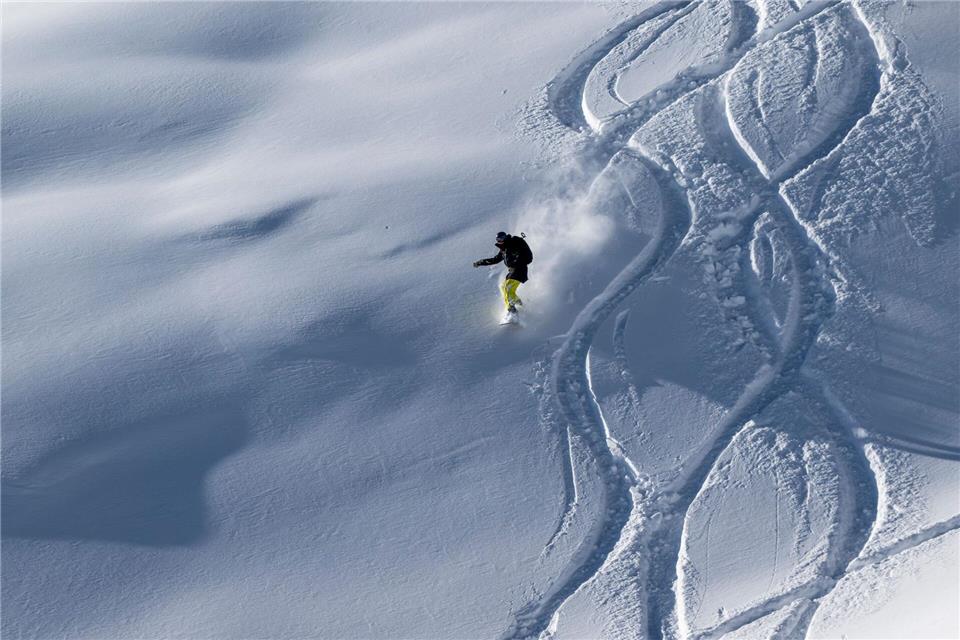 Neuschnee und Sonneschein lockten zahlreiche Skifahrer an die Zugpspitze. (Archivbild) Peter Kneffel/dpa