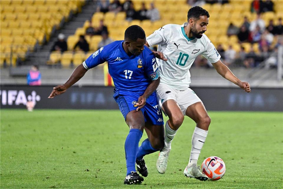 Neuseelands Sarpreet Singh (r) darf mit seinem Team von der WM-Teilnahme träumen.Marty Melville/PHOTOSPORT/dpa