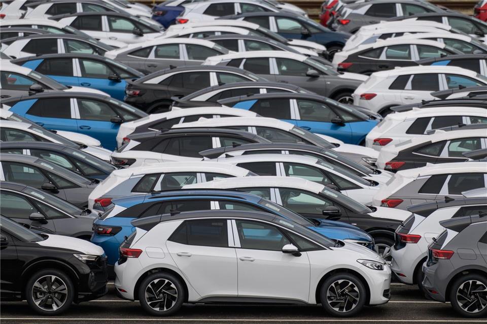Neuwagen der Marken VW, Audi und Cupra stehen vor der Auslieferung auf einem Parkplatz im Werk von Volkswagen in Zwickau. (Archivbild)Hendrik Schmidt/dpa