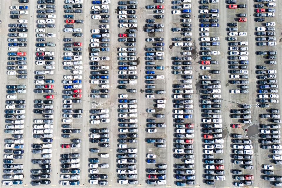 Neuwagen von Volkswagen stehen in Wolfsburg. (Symbolbild)Julian Stratenschulte/dpa