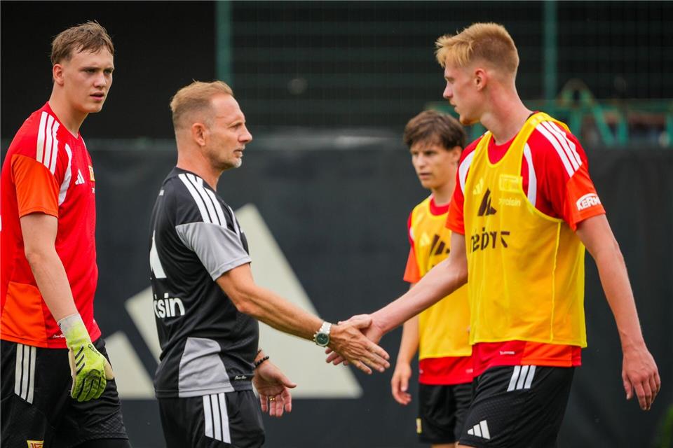 Neuzugänge unter sich: Union-Trainer Mauro Lustrinelli (M) klatscht Zeno van den Bosch ab (r)Soeren Stache/dpa