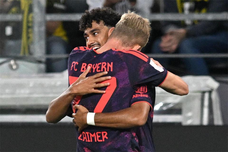 Neuzugang Nathaniel Brown erzielte die Bayern-Führung und wird von Konrad Laimer beglückwünscht.Bernd Thissen/dpa