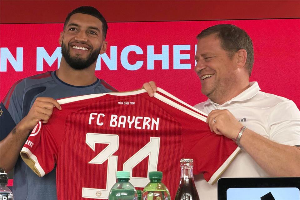 Neuzugang Saibari und Sportvorstand Eberl zeigen das Bayern-Trikot mit der Nummer 34.Manuel Schwarz/dpa
