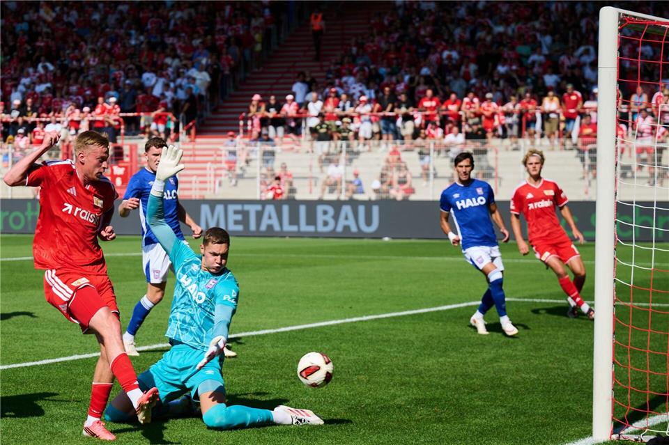 Neuzugang Van Den Bosch (l) traf zum 1:0.Annette Riedl/dpa