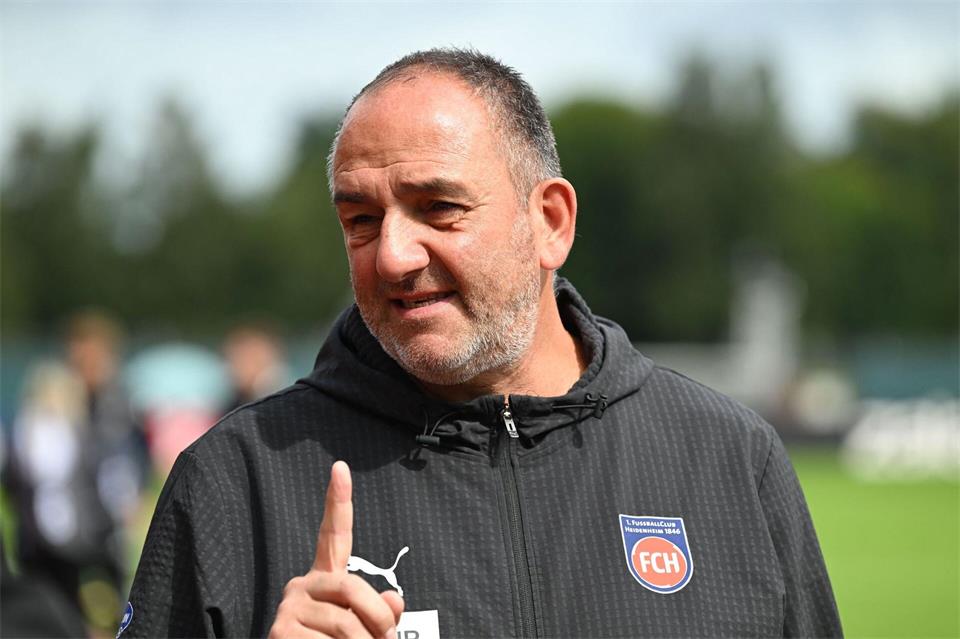 Neuzugang nach dem Pokal-Debakel: Heidenheims Trainer Frank Schmidt darf Michael Heule neu im Team begrüßen.Carmen Jaspersen/dpa