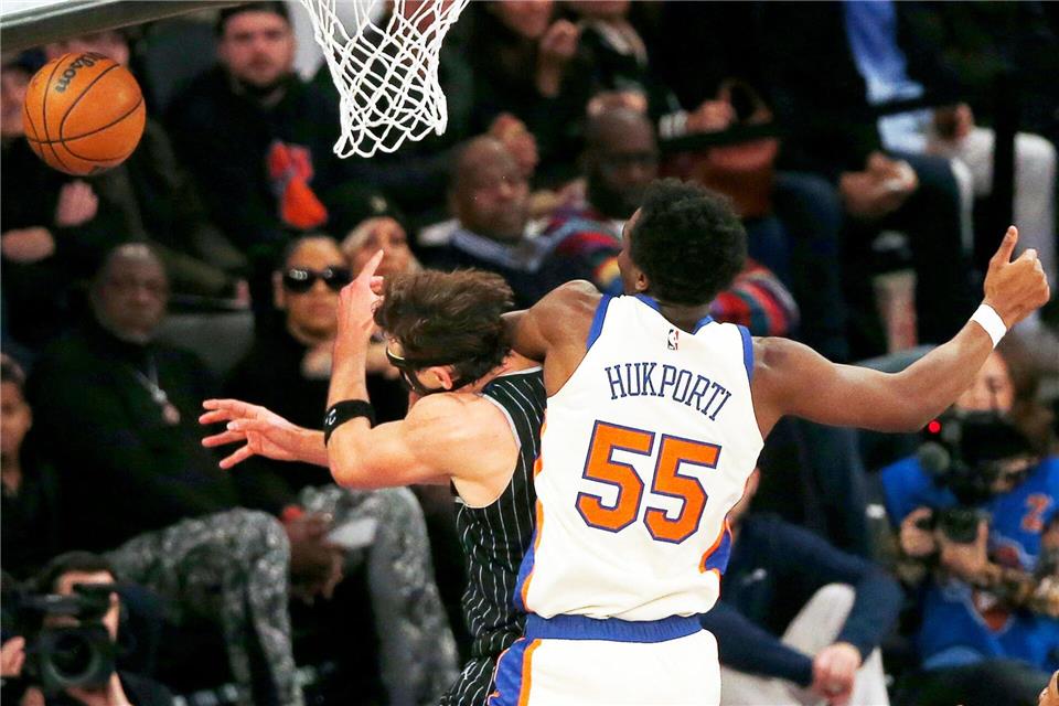 New York Knicks Center Ariel Hukporti (r) foult Orlando Magic Forward Franz Wagner unter dem Korb.John Munson/AP/dpa