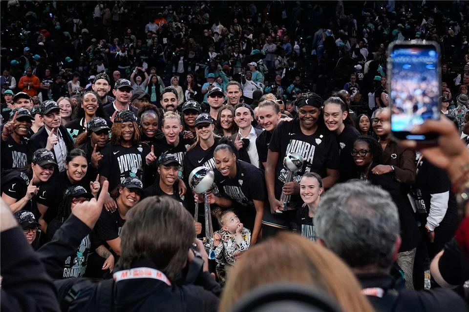 New York Liberty: Posen mit der Meisterschaftstrophäe.Pamela Smith/AP/dpa