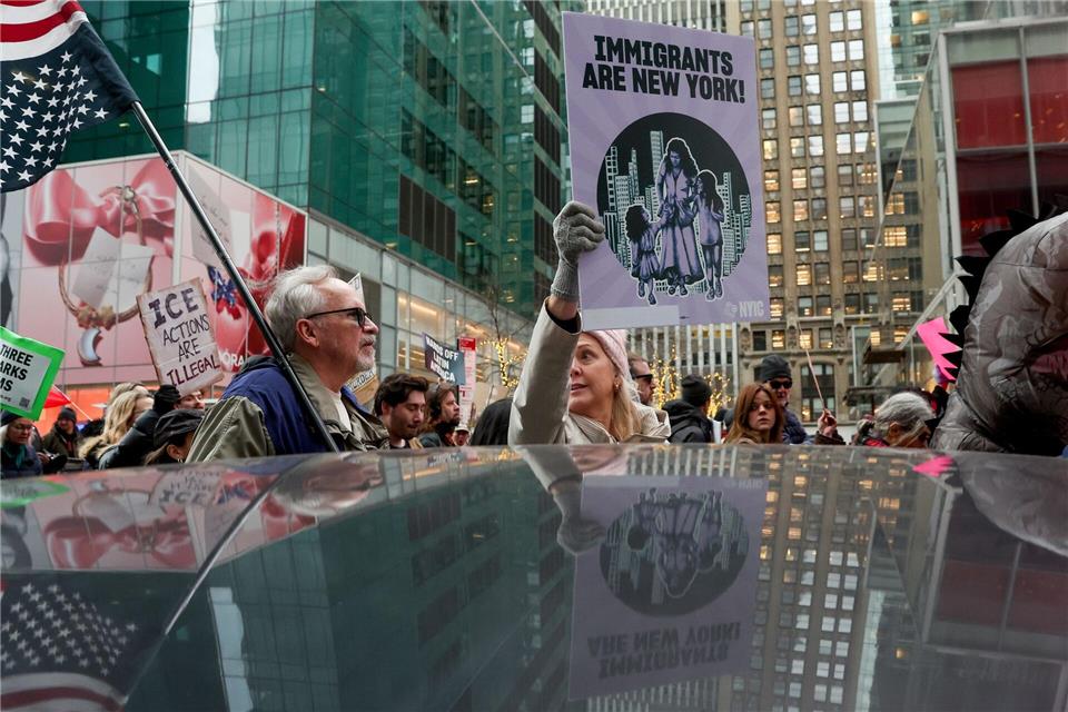 New York ist nur eine von vielen US-Städten, in denen am Wochenende gegen ICE protestiert wurde. Heather Khalifa/AP/dpa