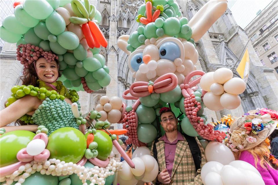New York: kreative Outfits bei der Bonnet Parade am Ostersonntag vor St. Patrick’s Cathedral.Lev Radin/ZUMA Press Wire/dpa