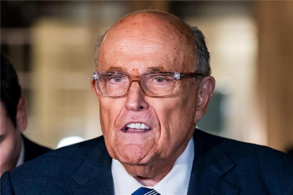 New Yorks Ex-Bürgermeister Rudy Giuliani liegt einem Sprecher zufolge in kritischem Zustand im Krankenhaus. (Archivbild)Adam Gray/AP/dpa